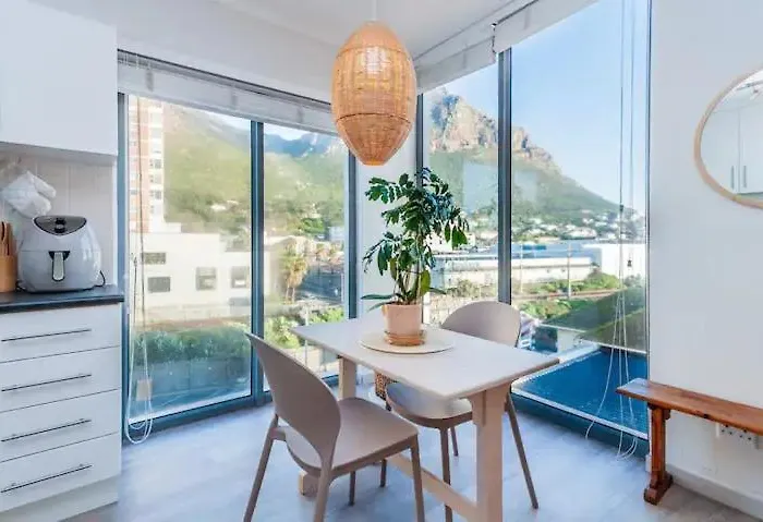 Trendy Surfers Corner Apartment With Mountain View